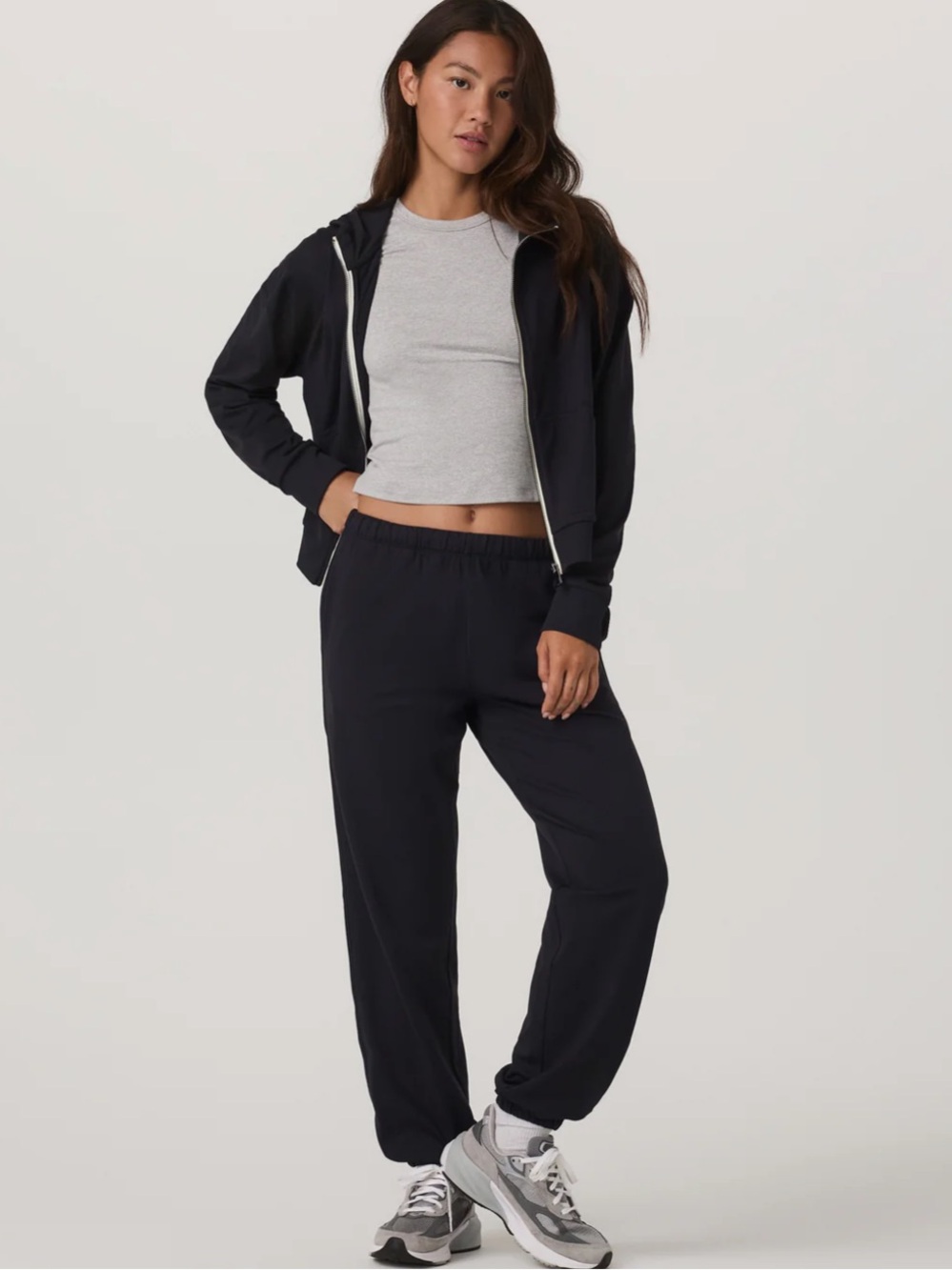 Like New! Vuori Modern Halo Sweatpants in Black Size Mediun